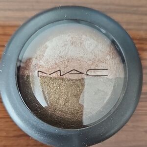 MAC Cosmetics Eyeshadow Duo In "Bright Side Gallery Gal"